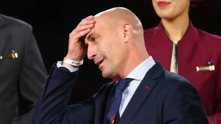 Luis Rubiales (el Chiqui Tapia de Argentina) fue suspendido&nbsp; por FIFA tras besas en la boca a una jugadora sin sun consentimiento.