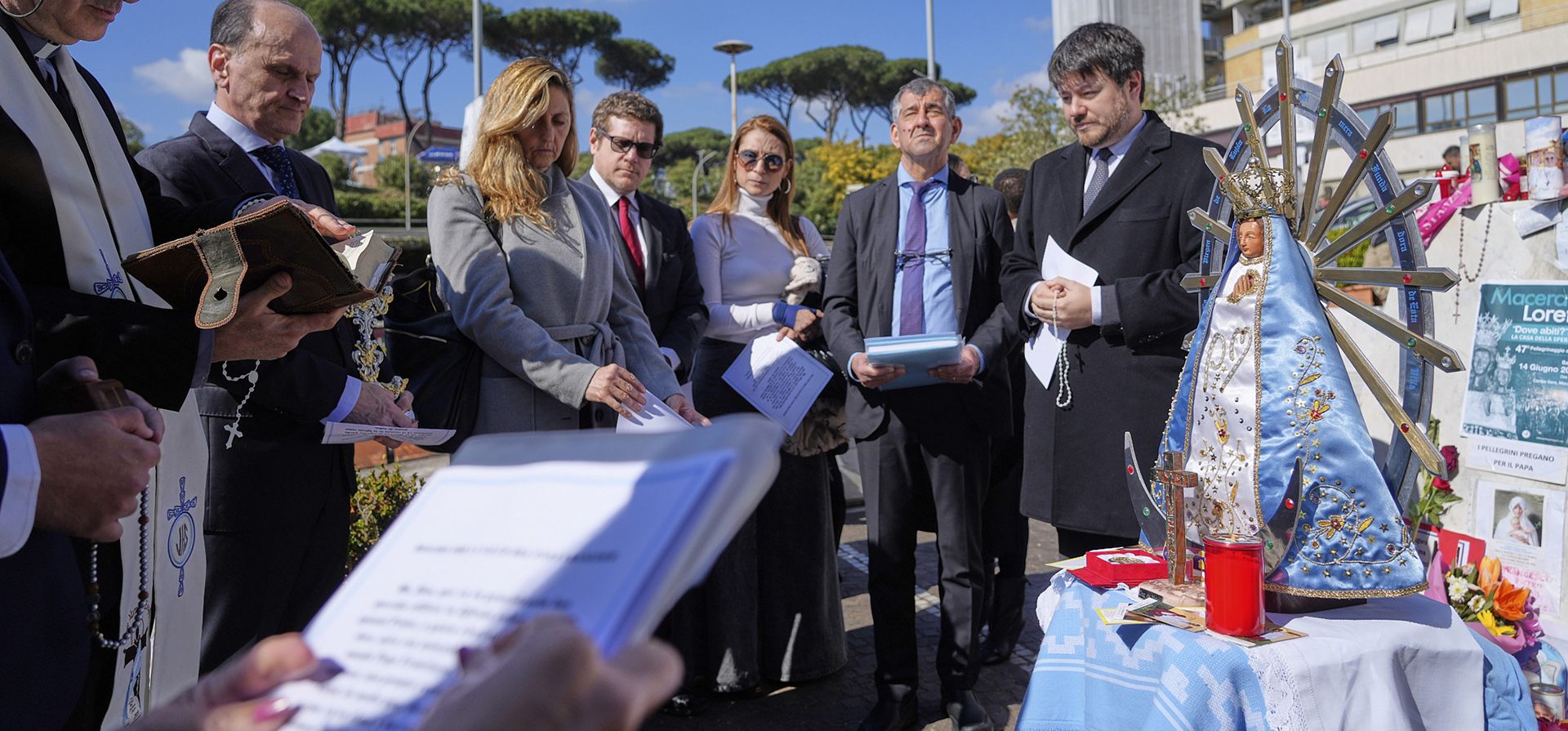 El embajador argentino ante la Santa Sede, Luis Pablo María Beltramino, segundo desde la izquierda, reza con sus compatriotas frente a una estatuilla de la Virgen de Luján en el exterior del Policlínico Agostino Gemelli en Roma, el martes 4 de marzo de 2025. (Foto AP/Gregorio Borgia) El embajador argentino ante la Santa Sede, Luis Pablo María Beltramino, segundo desde la izquierda, reza con sus compatriotas frente a una estatuilla de la Virgen de Luján en el exterior del Policlínico Agostino Gemelli en Roma, el martes 4 de marzo de 2025. (Foto AP/Gregorio Borgia)