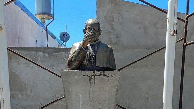 Villa del Rosario: colocaron busto del Papa Francisco en una plaza