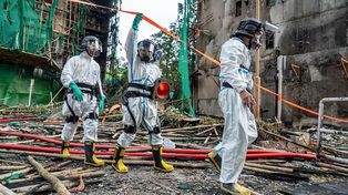 La malla protectora usada en andamios del complejo Wang Fuk Court de Hong Kong que propagó el incendio devastador no cumplía con los estándares de seguridad&nbsp;