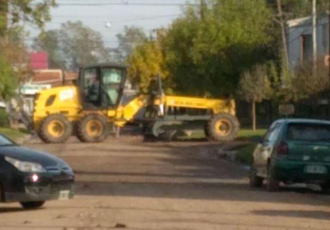 Después de ocho meses llegó la motoniveladora a Altos del Valle