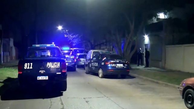 El presunto remís trucho fue detectado por la policía en la zona sudoeste de Rosario. Dos hombres terminaron detenidos por resistencia a la autoridad.