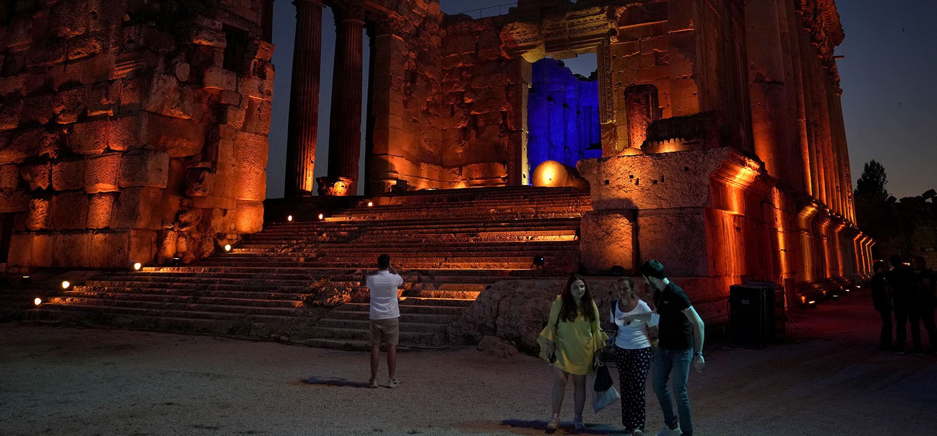 Espectadores llegan para el concierto del pianista francés Simon Ghraichy en la antigua ciudad nororiental de Baalbek, Líbano, el domingo 17 de julio de 2022. El renombrado Festival de Baalbek del Líbano está de regreso, realizado frente a una audiencia en vivo por primera vez en dos años en medio de una crisis económica en curso.