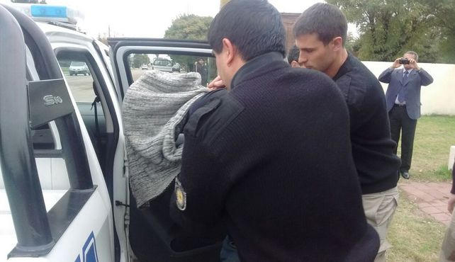 Descubierto. Agentes pampeanos introducen en un móvil a Perrone