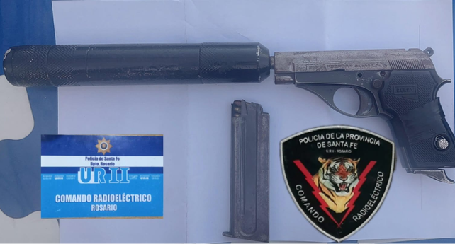 La pistola Bersa y el cilindro que actuaría como silenciador.&nbsp;