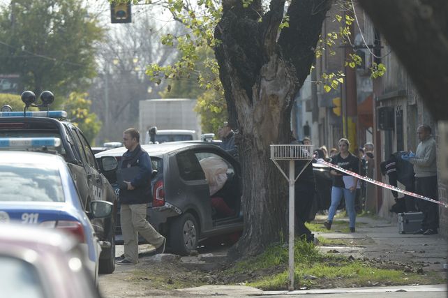 Colisión. La persecución terminó en Callao al 5700 cuando el VW Up chocó contra un árbol.