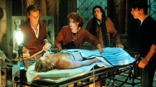 En la película Flatliners un grupo de médicos experimenta con drogas intrahospitalarias&nbsp;