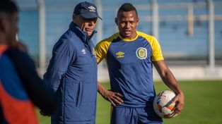 Russo y Campaz. El conductor afuera y el conductor adentro de la cancha de Central, que tiene un choque clave ante Atlético Mineiro en un gigante vacío.