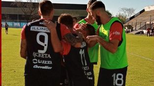 Abrazo charrúa. Guido Di Vanni anotó el gol de la victoria y es felicitado por sus compañeros. El matador se alzó con un importante triunfo ante Real Pilar.&nbsp; &nbsp;