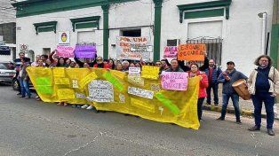 Integrantes de la escuela ubicada en Villa Adela marcharon hasta la Departamental de Escuelas para pedir soluciones.