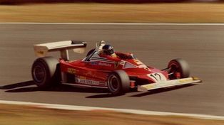 La Ferrari T2 del Lole Reutemann marcha hacia el 2º puesto luego de la tragedia en Fuji. Fue el único GP de Japón del santafesino. Ahora le toca a Franco Colapinto.
