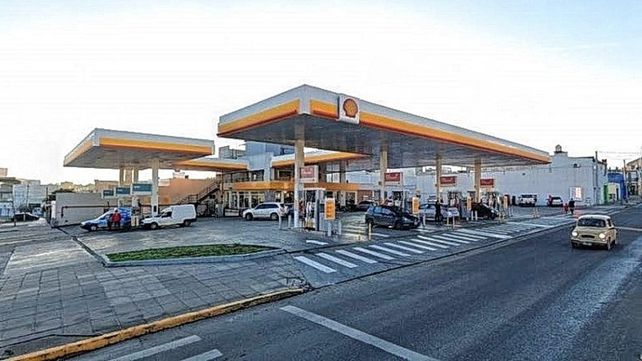 Videos: No quiso parar la marcha de la moto y agredió al playero