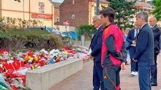 Paulo Dybala visitó el santuario de Diogo Jota en Liverpool, en ocasión de un amistoso de Roma en Inglaterra.