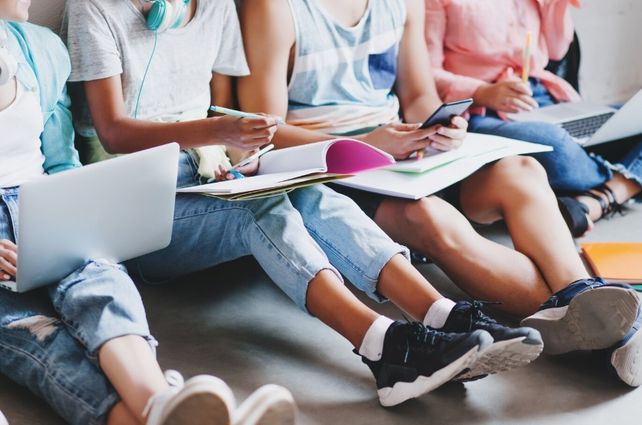 El gobierno nacional lanzó los vouchers educativos para las familias que no pueden pagar cuotas de colegios privados que no superen los $54.396.