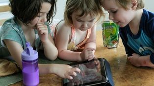 Lanzan una campaña para que los niños cenen sin dispositivos tecnológicos en la mesa
