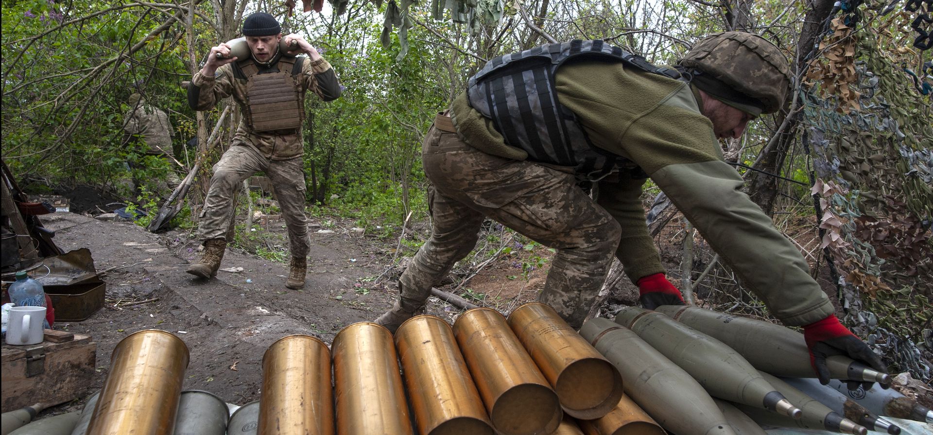 Soldados ucranianos preparan proyectiles de obuses autopropulsados en Chasiv Yar, el sitio de fuertes batallas con las fuerzas rusas en la región de Donetsk, Ucrania, el jueves 11 de mayo de 2023. (Iryna Rybakova vía AP)