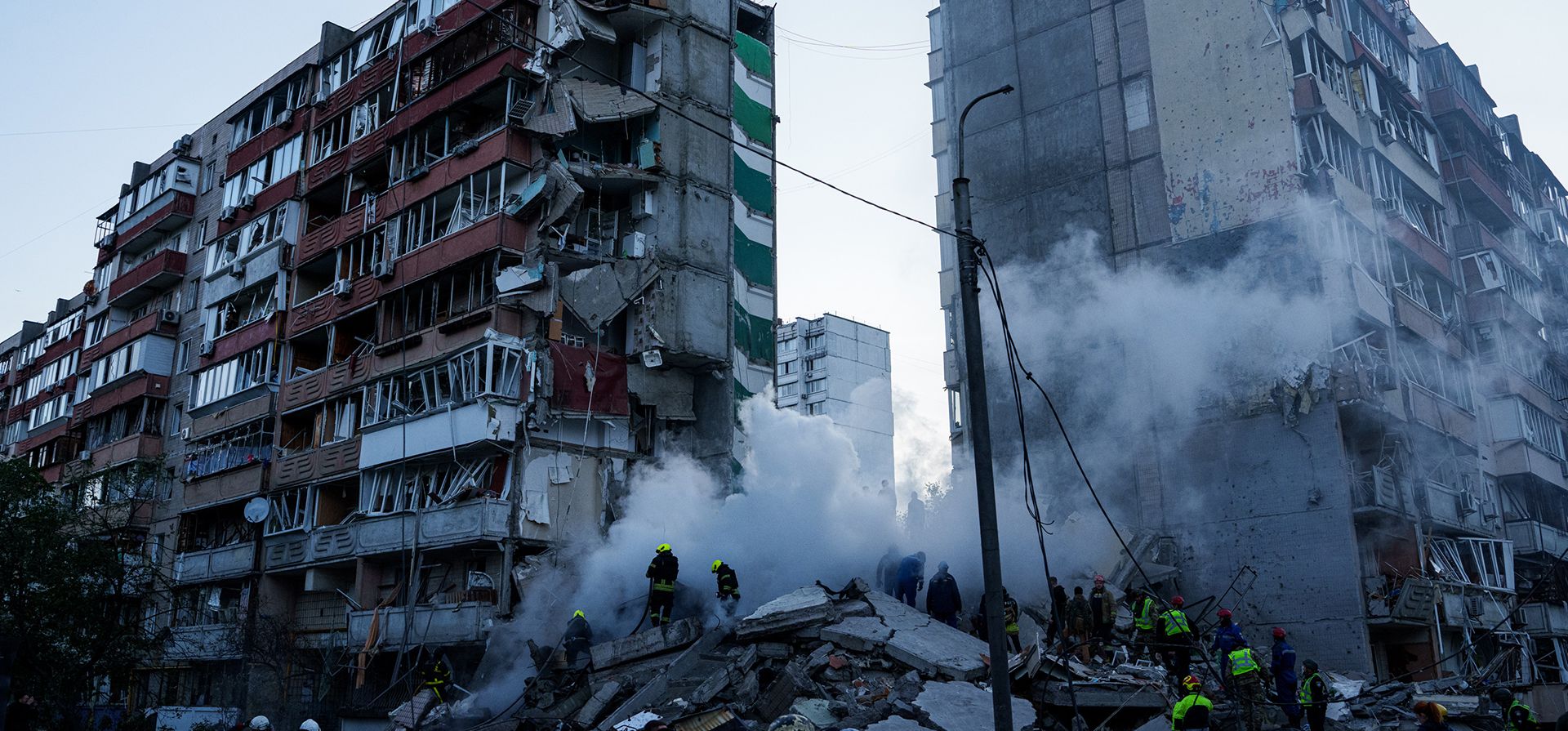 Los equipos de rescate retiran los escombros de una casa gravemente dañada tras un ataque ruso contra un barrio residencial en Kiev, Ucrania, el jueves 14 de mayo de 2026. (Foto AP/Evgeniy Maloletka) Los equipos de rescate retiran los escombros de una casa gravemente dañada tras un ataque ruso contra un barrio residencial en Kiev, Ucrania, el jueves 14 de mayo de 2026. (Foto AP/Evgeniy Maloletka)