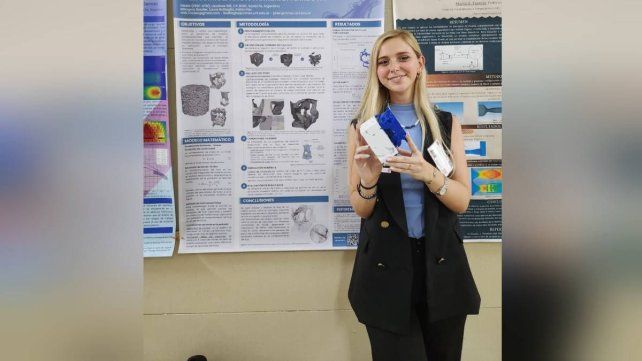 Milagros Rossler recibiendo su primer premio Preingeniería otorgado por el Colegio de Ingenieros.