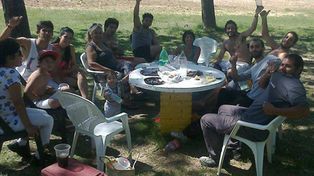 Los vecinos de El Pozo arreglan “el patio del barrio”, ladrillo a ladrillo