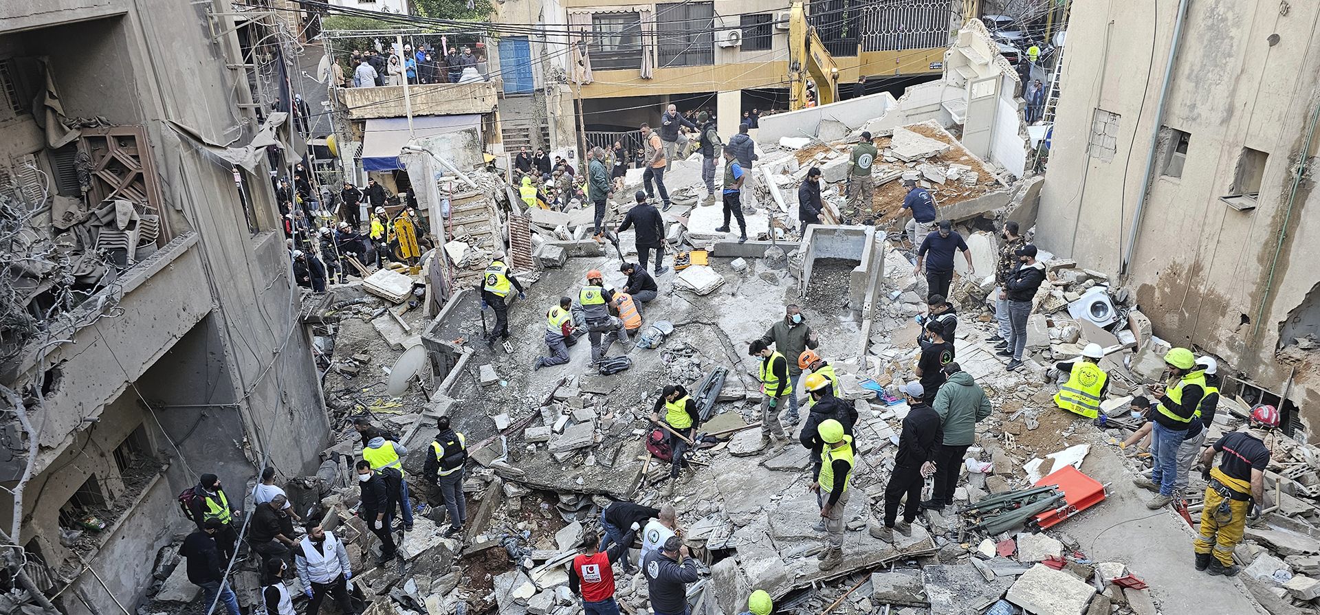 Rescatistas buscan víctimas en el lugar de un ataque aéreo israelí que tuvo como objetivo un edificio en Beirut, Líbano, el martes 26 de noviembre de 2024. (Foto AP/Hassan Ammar) Rescatistas buscan víctimas en el lugar de un ataque aéreo israelí que tuvo como objetivo un edificio en Beirut, Líbano, el martes 26 de noviembre de 2024. (Foto AP/Hassan Ammar)