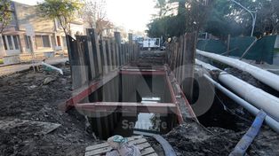 Socavón: comenzaron con el relleno y en 10 días habilitarían el tránsito en Pedro Vittori y Bulevar