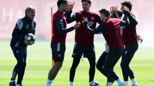 El Gringo Heinze, ex Newells, realiza un ejercicio llamativo con los jugadores de Arsenal.