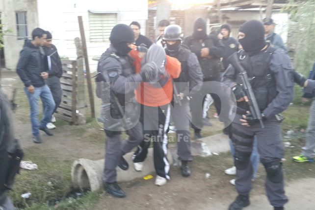 Uno de los detenidos duante los allanamientos.