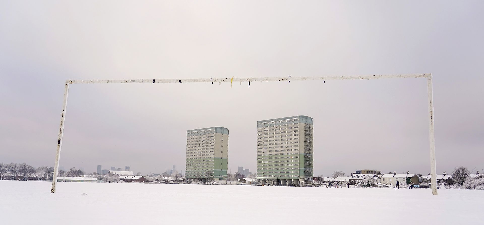 Una vista de un poste cubierto de nieve en Wanstead Flats, en Londres, el lunes 12 de diciembre de 2022. La nieve y el hielo han barrido partes del Reino Unido, con condiciones invernales frías que continuarán durante días. (Foto AP/Alberto Pezzali)