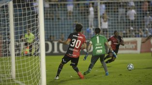 El increíble gol que Albertengo erró solo debajo del arco