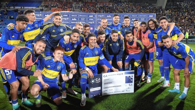 Los jugadores de Boca con el cheque de la semi tras ganar ante Talleres.