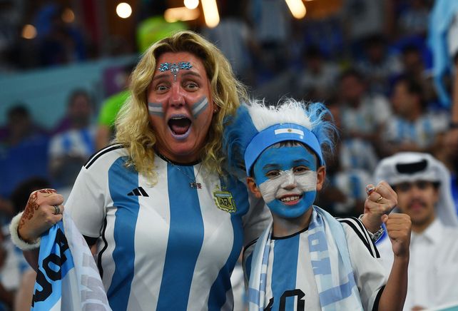 En fotos: las postales con hinchas argentinos alentando en el partido decisivo contra Polonia