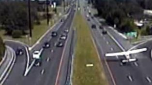 Una avioneta realizó un aterrizaje de emergencia sobre una autopista