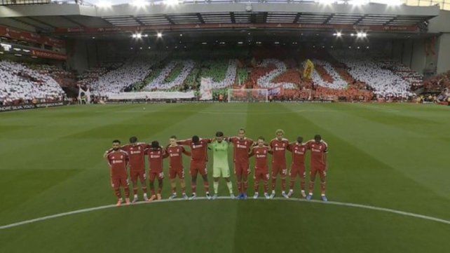 Los jugadores del Liverpool y de fondo el mosaico de homenaje a Diogo Jota.