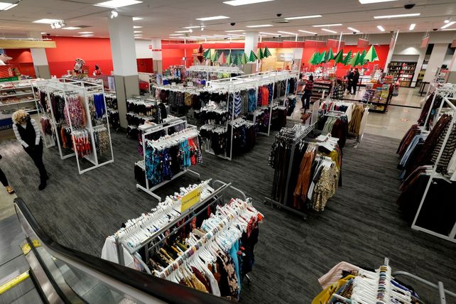 SIN CLIENTES. Unos pocos vendedores son vistos en la Galería Glendale de California. (AP Photo/Ringo H.W. Chiu)