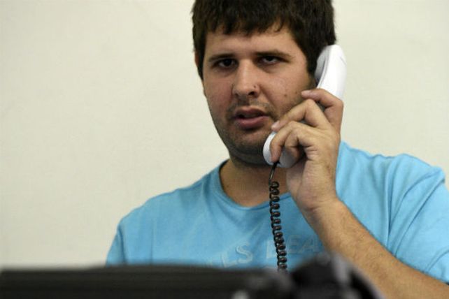 Jeremías orienta con paciencia y profesionalismo a quienes llaman. (Foto: Sebastián Suárez Meccia / La Capital)