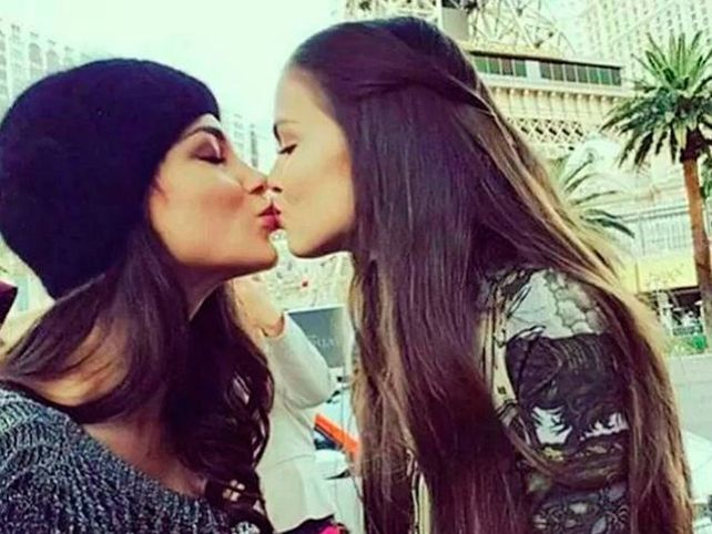 La austríaca Amina Dagi y la rusa Vladislava Evtushenko se besaron desafiando a Putin.