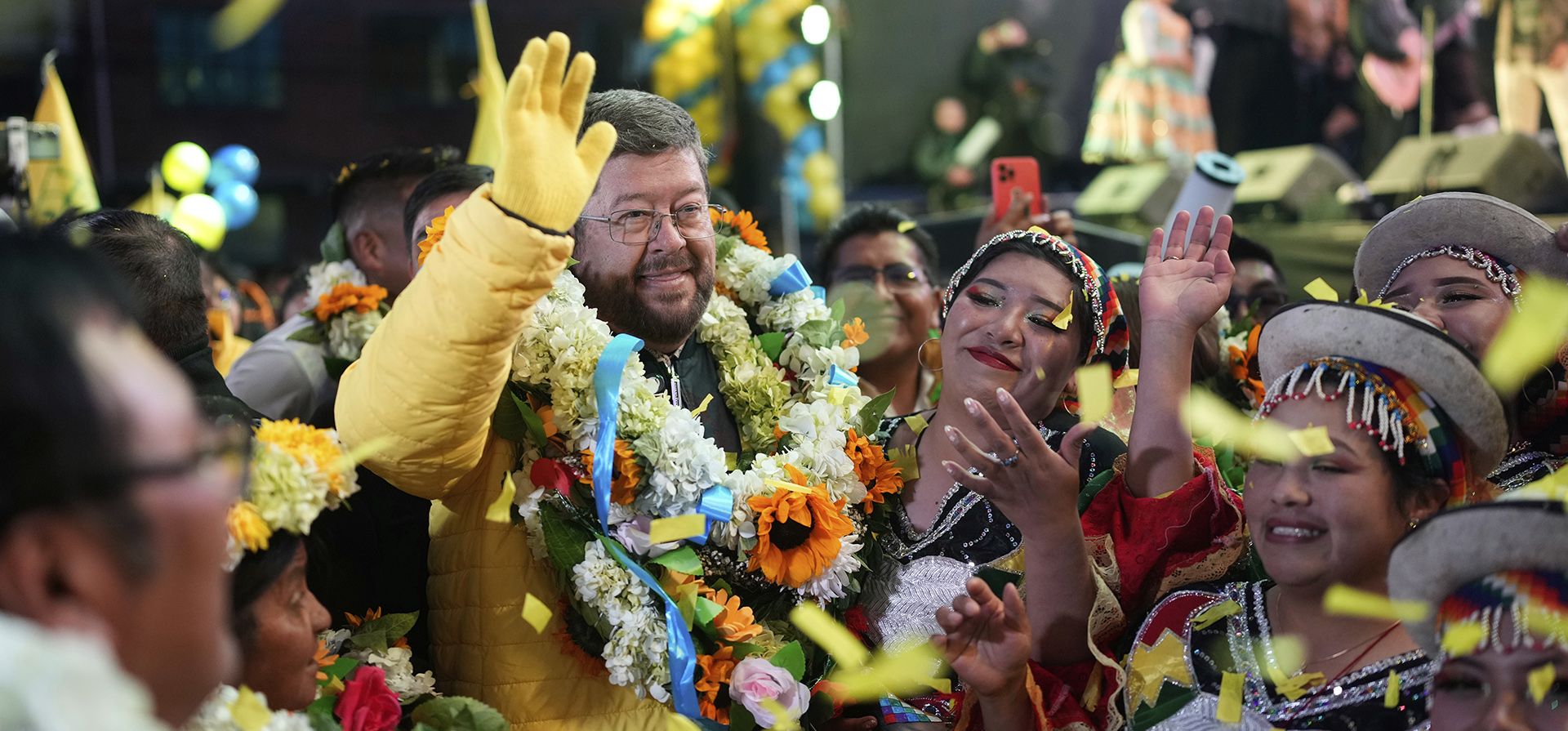 El candidato presidencial Samuel Doria Medina saluda durante un mitin de cierre de campaña en El Alto, Bolivia, el miércoles 13 de agosto de 2025. (AP Foto/Juan Karita)