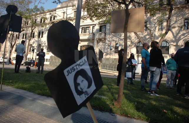 Abrazo simbólico a Tribunales para pedir justicia por el femicidio de Vanesa Castillo