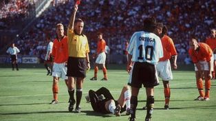 El mexicano Brizio le muestra la roja a Ortega tras aplicarle un cabezazo al arquero rival.