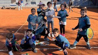 En las canchas de Remeros Alberdi, los más chicos jugaron, aprendieron y se divirtieron.