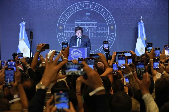 Hotel Libertador. Milei brindó su primer discurso como presidente electo rodeado de seguidores que colmaron el búnker de La Libertad Avanza.