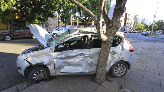 Archivo. As&iacute; qued&oacute; un auto luego de chocar con un colectivo en la esquina de La feria de Santa y Nogoy&aacute;.&nbsp;