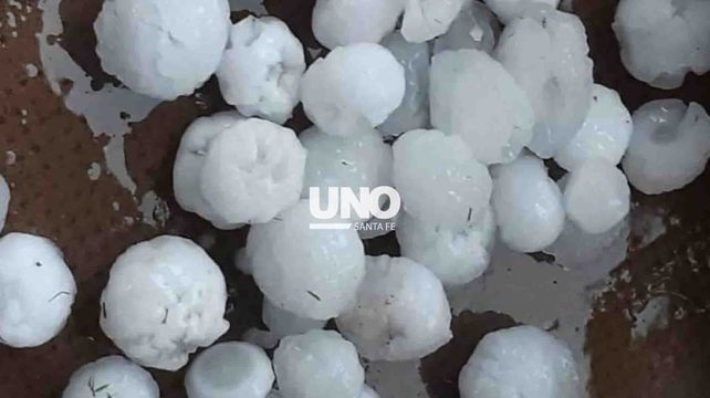 Imágenes de granizo caído en Alto Verde este domingo.