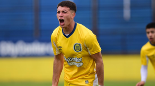 Milton Zanotti festeja el primer gol de Central.