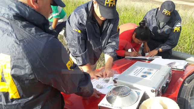 Detuvieron a dos repartidores de cocaína y marihuana con las manos en la masa