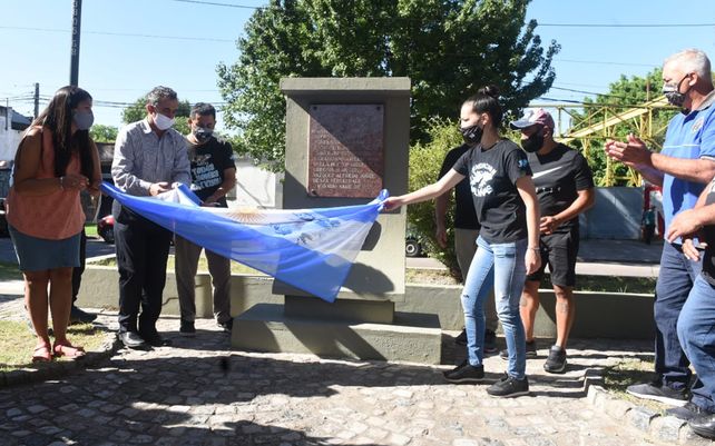 Javkin y familiares de excombatientes descubren la nueva placa que lleva inscriptos de los soldados de la zona caídos en Malvinas.&nbsp;