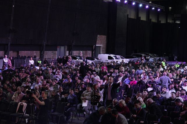 Subasta de autos de los narcos: fuerte puja de los oferentes en el salón Metropolitano