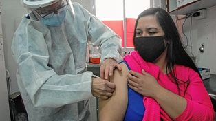 La provincia comenzó a vacunar contra el Covid en los centros de salud de Rosario