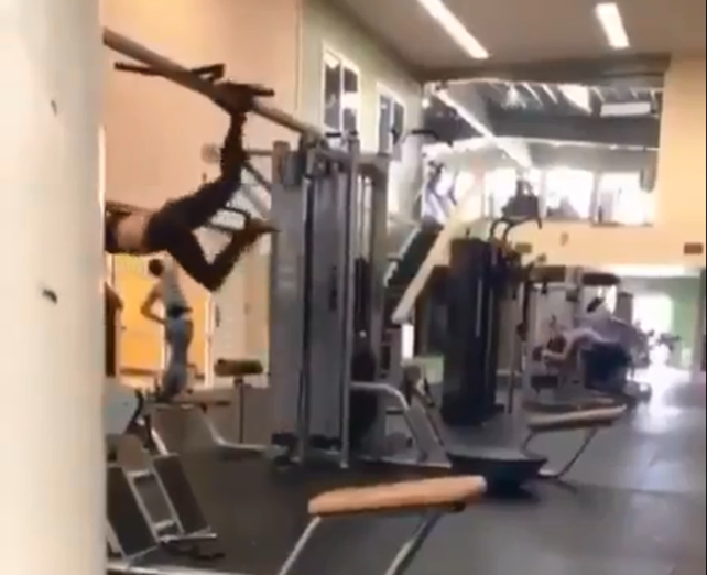 Una chica sorprende volando durante su rutina de gimnasio