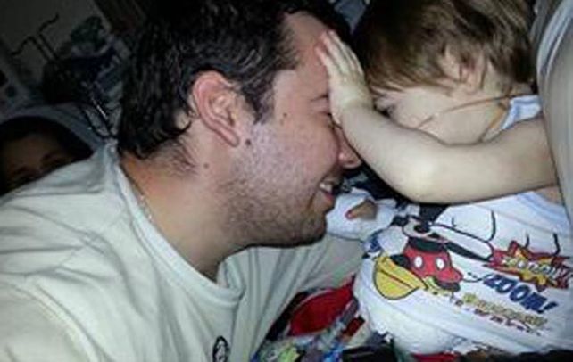 Un luchador. Renzo con su padre Haroldo en una foto reciente.